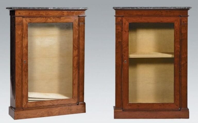 Paire de vitrines à hauteur d'appui, ouvrant par une porte, en bois de placage, marqueté en feuille