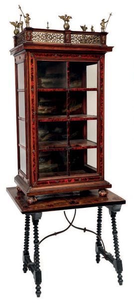 PAIRE DE VITRINES en marqueterie de bois clair et palissandre, écaille rouge sur leur table Espagne, XIXe siècle
