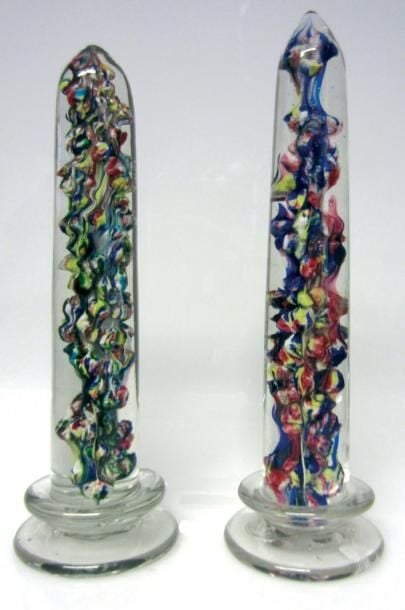 Paire d?ornements coniques en verre orné en inclusion de décor abstrait polychrom