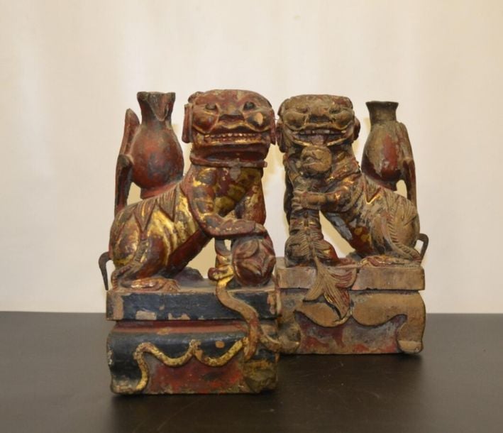 PAIRE OU SUITE DE DEUX (2) CHIEN DE FO EN BOIS LAQUE ROUGE ET OR