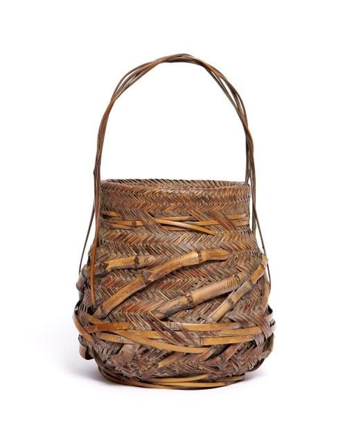 Panier à fleur en bambou tressé orné d'un motif figurant les arêtes d'un haren