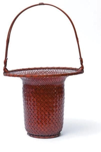 Panier de bambou en forme de vase pour arrangement de fleurs (ikebana) avec une large ans