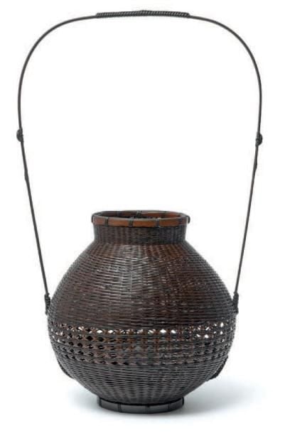 Panier en bambou pour arrangement de fleurs (ikebana) de forme globulaire, avec une anse en forme de grande boucl