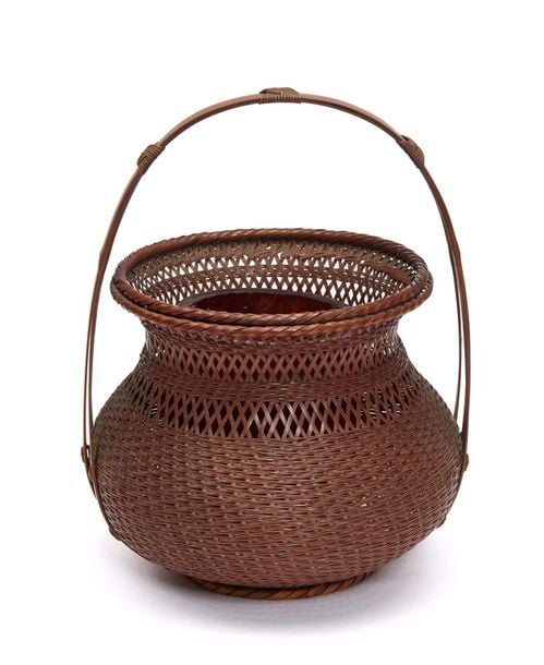 Panier en vannerie pour arrangement de fleur ikebana confectionné en lamelles de bambou fine