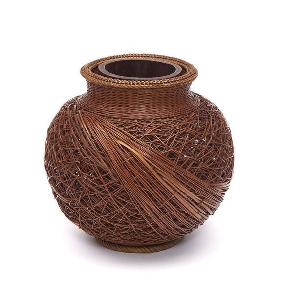 Panier en vannerie pour arrangement de fleur ikebana de forme globulaire confectionné avec des lamelles fines de bambou marro