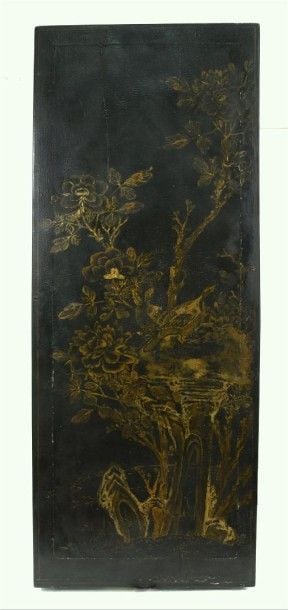 PANNEAU DE BOIS LAQUE NOIR & OR AUX CAILLES & CHRYSANTHEMES Chine, XVIIIe siècle, Epoque Qianlong De section rectangulaire, à décor de deux cailles s'animant parmi chrysanthèmes et rochers ; dans la langue Chinoise, le premier caractère du mot "caille" est "an" qui, par homonymie, peut signifier"paix" ; celui de "chrysanthème" est "ju", lequel peut être le rébus de "vivre / habiter" ; ainsi, la combinaison des cailles et des chrysanthèmes formule le voeu "Puissiez-vous vivre en paix