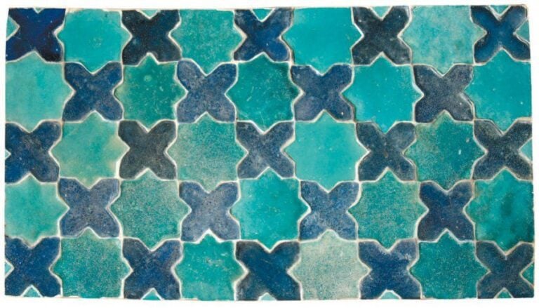 PANNEAU DE CARREAUX Panneau de revêtement composé de 45 carreaux en forme de croix bleues et d'étoiles octogonales turquoise réparties sur cinq rang