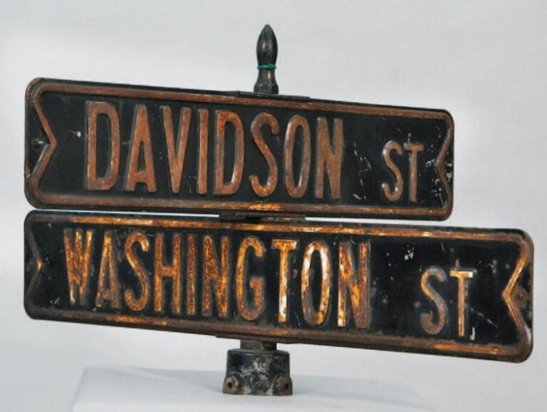 PANNEAU DE RUE « INTERSECTION » Authentique panneau de rue « Intersection Washington Street et Davidson Street », USA 1940, état original, composé de quatre panneaux en métal gaufré double face