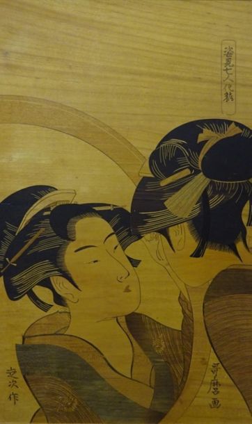 PANNEAU EN BOIS SCULPTE D'UNE FEMME AU MIROIR
