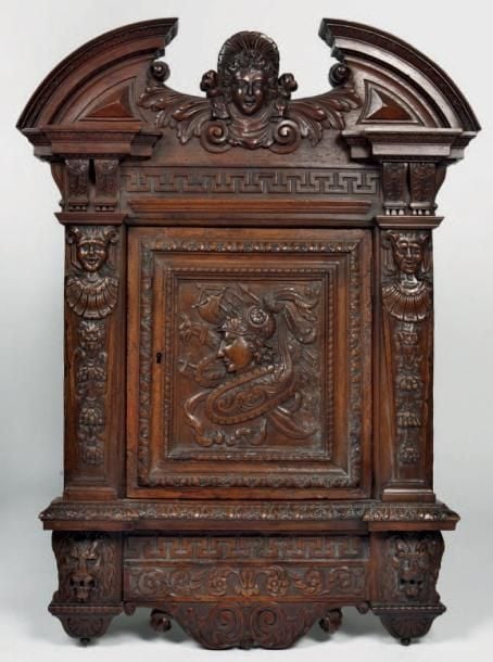 Panneau en noyer sculpté, formé d'un élément de cabinet du XVIe siècle, à décor d'un profil sur un faisceau d'arme