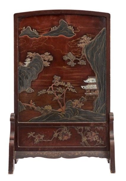 Panneau laqué décoré d'un bas-relief figurant un paysage chinois avec un pavillon près d'un lac dont le toit est incrusté de nacr