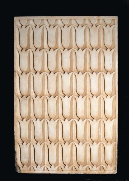 PANNEAU SCULPTÉ Superbe panneau rectangulaire en marbre sculpté, décoré en relief de quarante-deux tulipes réparties sur six rang