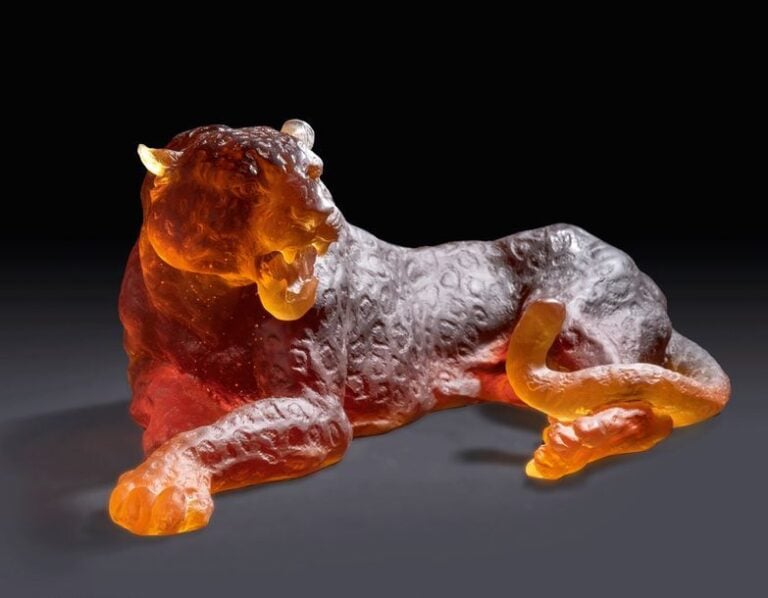 Panthère couchée en pâte de verre ambrée