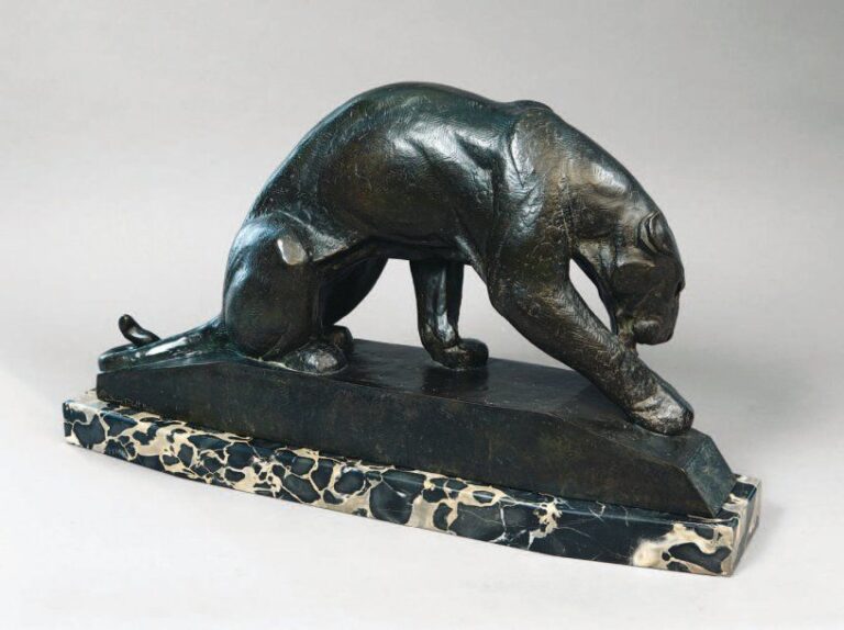 « Panthère se léchant » (1932) Épreuve en bronze à patine noire, nuancée vert sur socle quadrangulaire en pans coupé