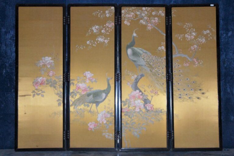 Paravent à 4 panneaux avec broderies représentant des paons (kujaku) dans des cerisiers en fleurs (sakura) et des pivoines (botan