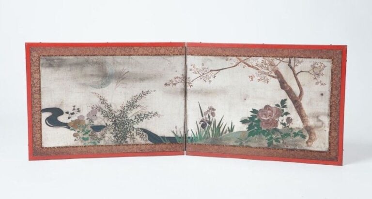 Paravent à deux feuilles argentées à décor peint de la lune et d'une rivière bordée de fleurs et d'arbres