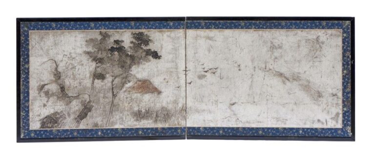 Paravent à deux feuilles (byobu) pour la cérémonie du thé figurant un paysage avec des rochers, des arbres, des oiseaux et une ferme sur feuilles d'argen