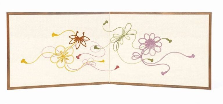 Paravent à deux panneaux (byobu) pour salon de thé brodé de cordelettes sur fond de lin blanc-cass