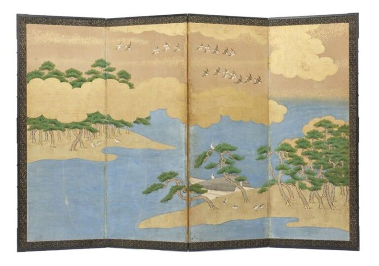 Paravent à quatre feuilles byobu avec une peinture polychrome anonyme figurant des nuages en feuilles d'argent et un groupe de pluviers survolant une forêt de pins bordée par une plage (Miho-no-matsubara