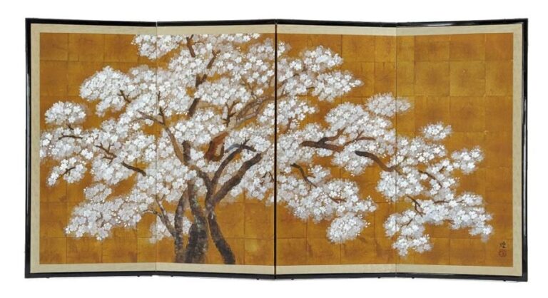 Paravent à quatre feuilles byobu décoré d'une peinture de style nihonga figurant un grand cerisier garni de feuilles blanches sur un fond mat de feuilles d'o
