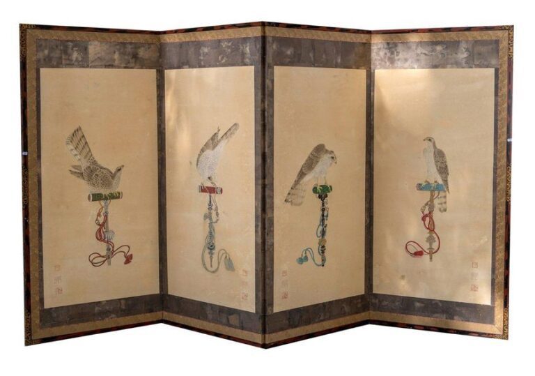 Paravent à quatre panneaux à peintures polychromes anonymes collées sur une feuille d'or foncé et représentant des oiseaux de chasse posés sur leurs perchoir