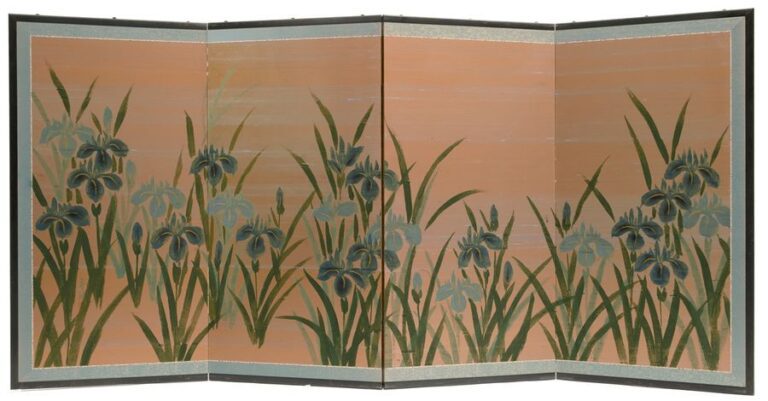 Paravent à quatre panneaux signé (byobu), peint à la main, orné de fleurs d'iris (hanashobu), contre un fond de soie doré