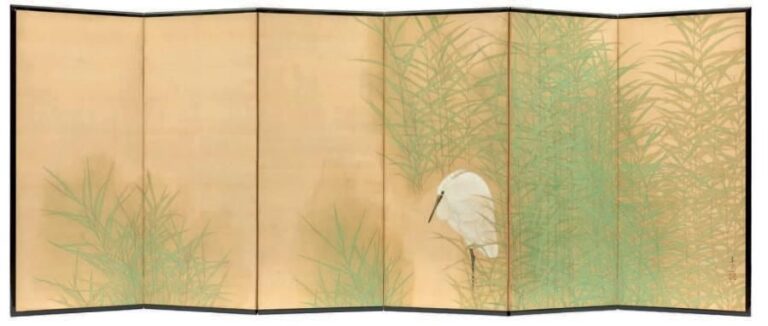 PARAVENT À SIX FEUILLES BYOBU à décor d'une magnifique peinture finement ouvragée représentant une aigrette d'un blanc-laiteux se tenant debout sur une patte parmi des bambous de couleur vert-clai