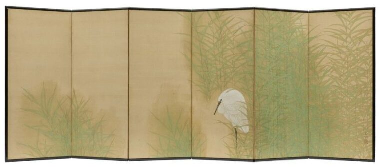 Paravent à six feuilles byobu à décor d'une magnifique peinture finement ouvragée représentant une aigrette d'un blanc-laiteux se tenant debout sur une patte parmi des bambous de couleur vert-clai