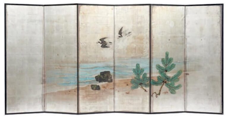 PARAVENT À SIX FEUILLES byobu décoré d'une peinture anonyme figurant deux oiseaux planant au-dessus d'une plage ainsi que deux pins de couleur verte, le tout sur un fond de feuille d'argen
