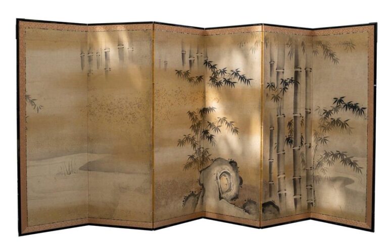 Paravent à six panneaux avec une peinture anonyme à l'encre représentant des bambous dans un paysage brumeux avec des rochers et une rivière, quelques flocons d'or saupoudrés (hirame