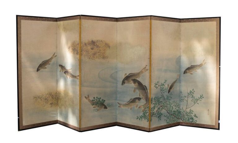 Paravent à six panneaux avec une peinture polychrome représentant des carpes koï nageant parmi les plantes aquatiques, avec quelques flocons d'or (hirame) attribué au peintre Maruyama Shibata Gito, signature et sceau : Git