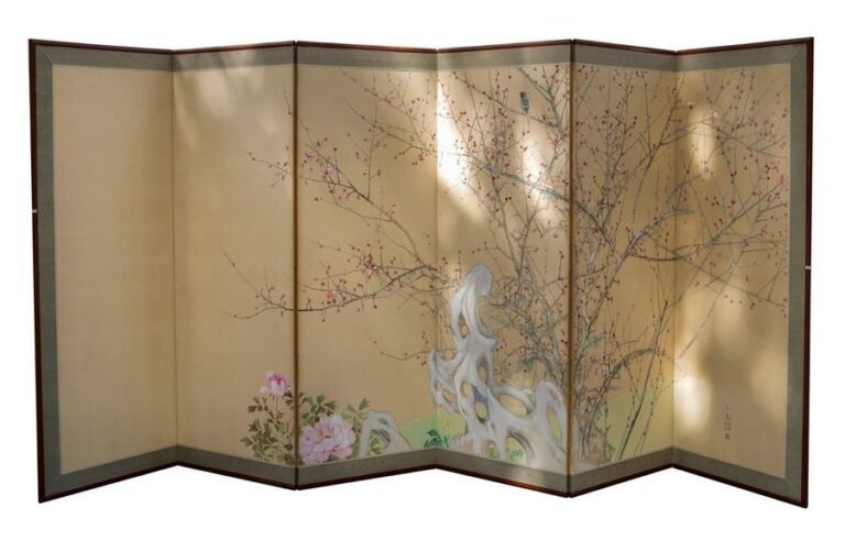 Paravent à six panneaux avec une peinture polychrome représentant des fleurs d'abricotier japonais rouge (kobai) avec une pivoine rose (botan), un pissenlit (tanpopo) et une roche blanch