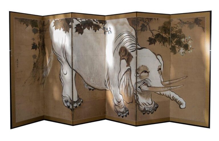 Paravent à six panneaux avec une peinture polychrome représentant un grand éléphant blanc debout sous un paulownia (kiri) en fleurs, un singe assis sur son oreille, signé : Mori Kenson, avec des sceau