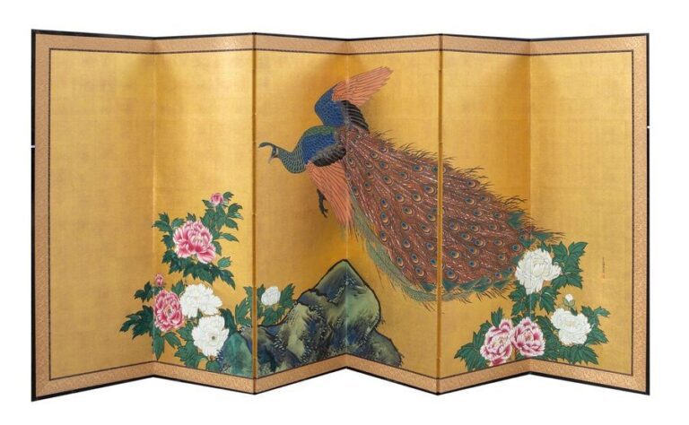 Paravent à six panneaux avec une peinture polychrome représentant un grand paon survolant des pivoines blanches et roses (botan) et des rochers sur feuille d'or, de Maruyama Oshin (1790-1838), signé : Shumenosuke Oshi