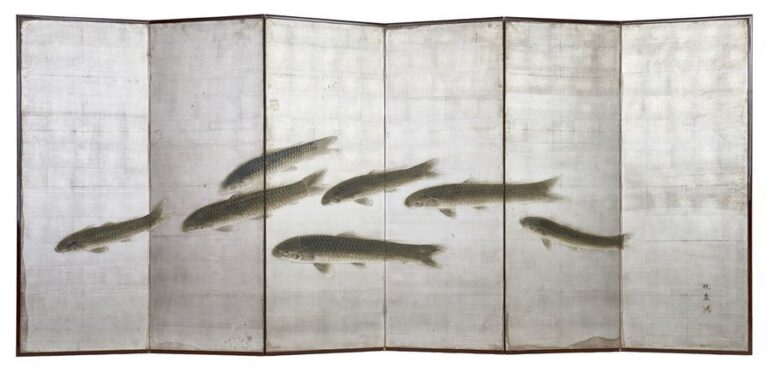 Paravent à six panneaux (byobu) à feuilles d’argent , décoré de sept carpes koi nageant dans la même directio