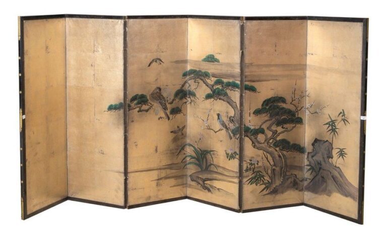 Paravent à six panneaux utilisé lors de la Fête des Poupées (Hiinamatsuri, 3 mars) orné d'une peinture polychrome de pin aux colombes, de fleur d'abricotier japonais et de diverses fleurs sur fond argent