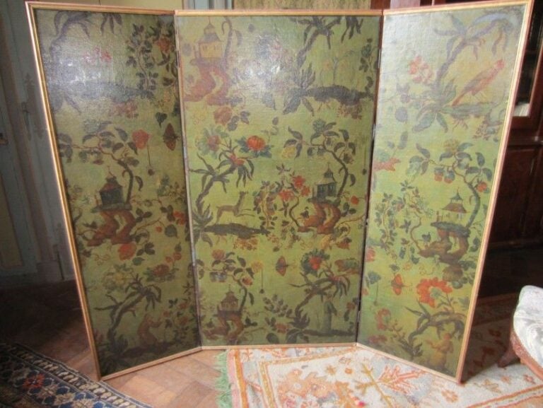 Paravent à trois feuilles composé de trois huiles sur toile à décor de pagodes, chinois et oiseau