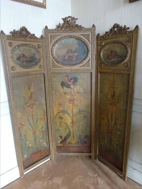 PARAVENT à trois feuilles en bois laqué sculpté de fleurettes, couronnes, guirlandes et oiseau