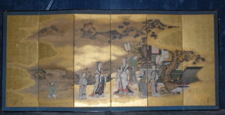 Paravent byobu à 6 panneaux dorés à la feuille représentant une femme chinoise offrant un plateau avec des pêches à une autre femme (probablement Xiwangmu) dans un décor de palais, signé Chikanobu (= attribué à Kano Chikanobu, 1660-1728