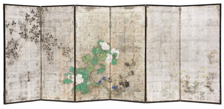 Paravent byobu à six feuilles avec une peinture figurant des fleurs variées, telles que des pivoines (botan), des belles-de-jour (asagao), des oeillets (nadeshiko), des herbes susuki et autres, le tout sur d’anciennes feuilles d’argen