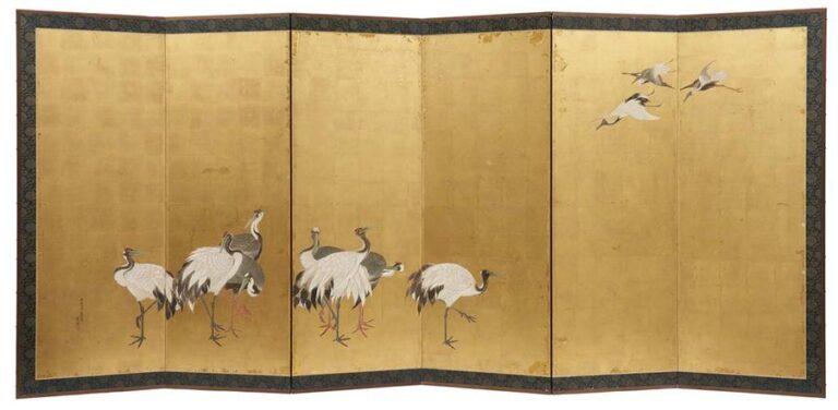 Paravent byobu à six feuilles avec une peinture figurant des grues japonaises en plein vol et d’autres à terr