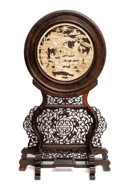 Paravent de table chinois incrusté d’os ?(??/???? ?????????), dont le panneau circulaire est incrusté de morceaux d’os, sculpté en haut relief, figuran