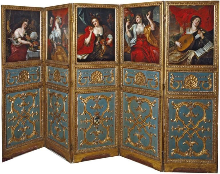 Paravent en bois rechampi vert et doré dans le goût du XVIIIe siècle Composé de quatre panneaux de l'école flamande du XVIIe siècle figurant des allégories féminines « Le toucher », « La vue », « L'odorat », « Jeune femme au perroquet », « La musique » 63 x 48,5 cm chaque panneau 182 x 57 cm chaque feuille du paravent