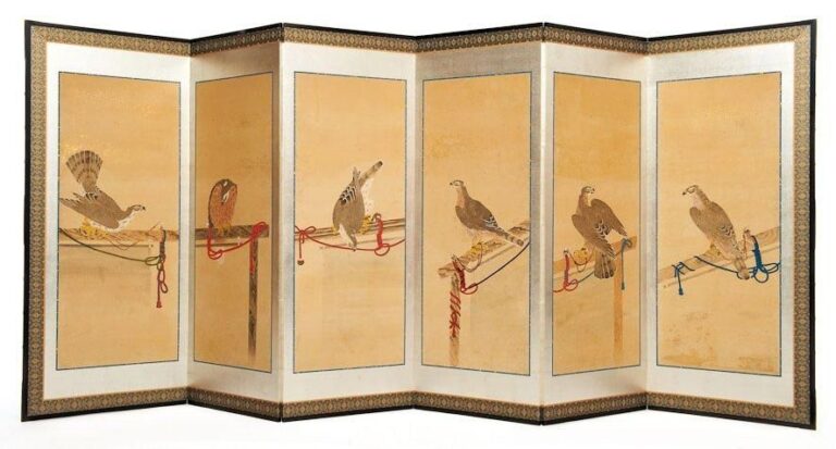 Paravent six panneaux (byobu) avec six peintures anonymes reprèsentant des faucons utilisès pour la chasse assis sur un perchoi