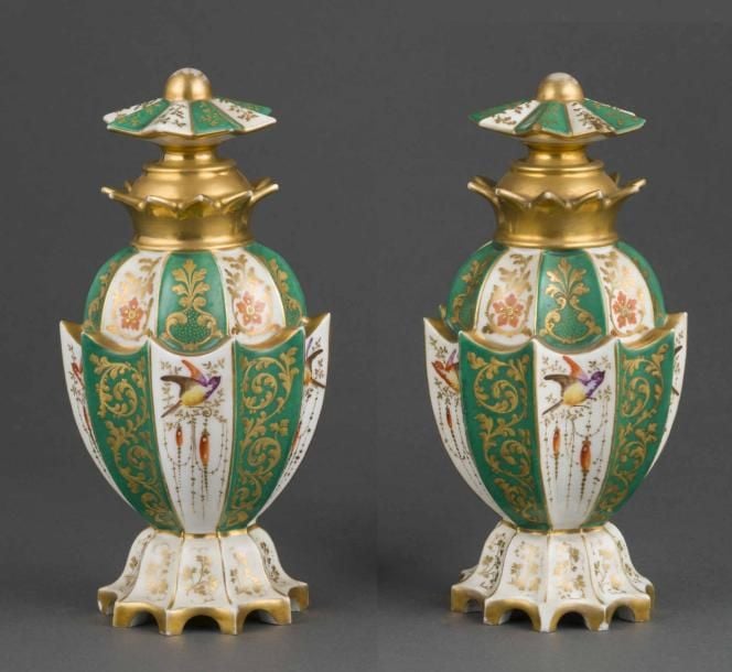 PARIS - Jacob Petit (1797-1868) Paire de flacons facettés et leurs bouchons en porcelain