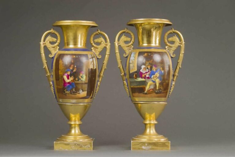 PARIS Paire de vases en forme d'amphores panathénaïques en porcelaine à fond bleu nuit, les anses à enroulements moulés et patinées à la manière d'une monture de bronze terminées par des têtes de chevau