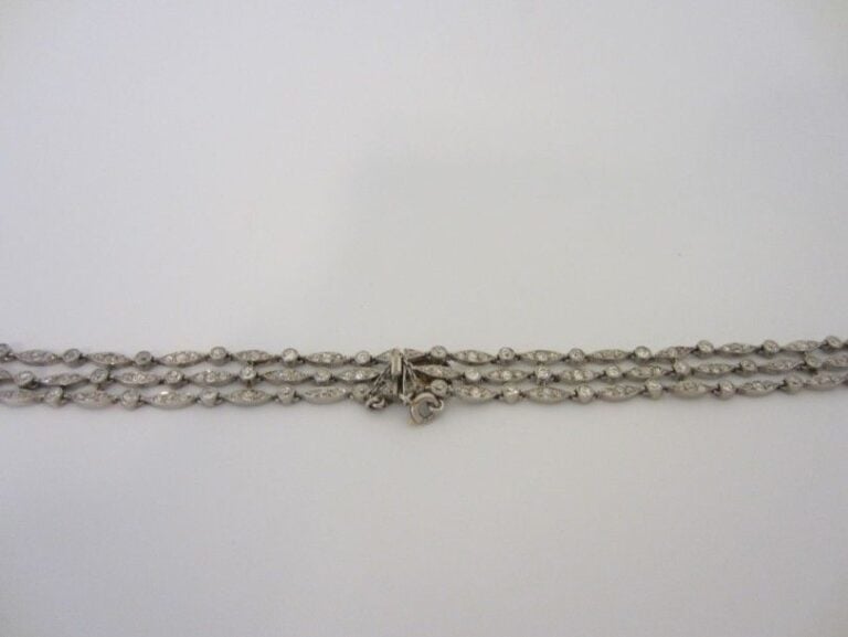 PARTIE de BRACELET en platine (900 millièmes), or gris et or jaune (750 millièmes) articulé serti de diamants taille ancienne, à motifs de navettes et ronds alterné