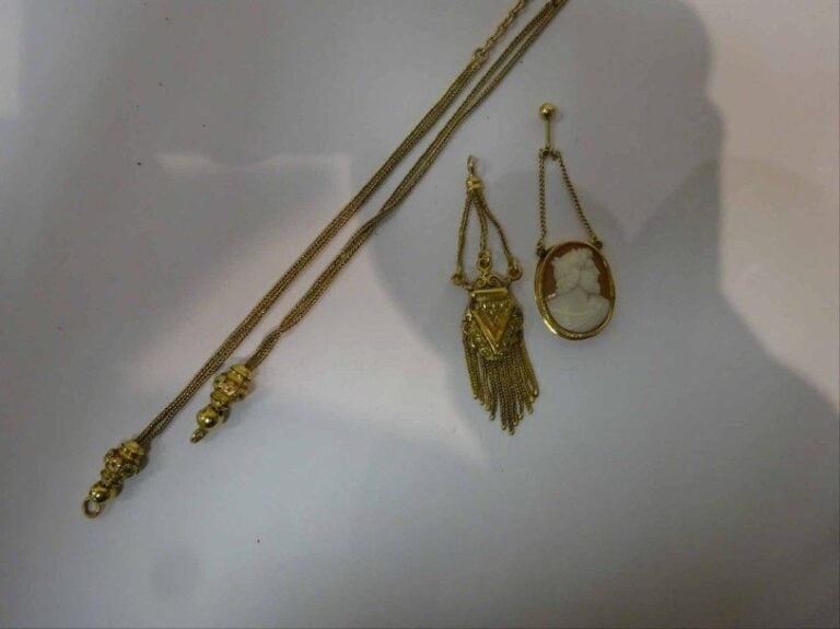 Partie de chaîne en or jaune 18K (750°/00) à coulants en or trois ton
