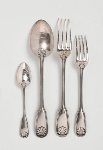 PARTIE DE MENAGERE en argent de modèle filet coquille composé de douze couverts de table, six couverts à dessert, six petites cuillère
