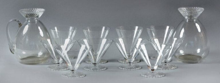 Partie de service de verres, modèle « Tokyo » se composant de 6 coupes à champagne, 4 verres à eau n°2, une carafe avec son bouchon et un bro